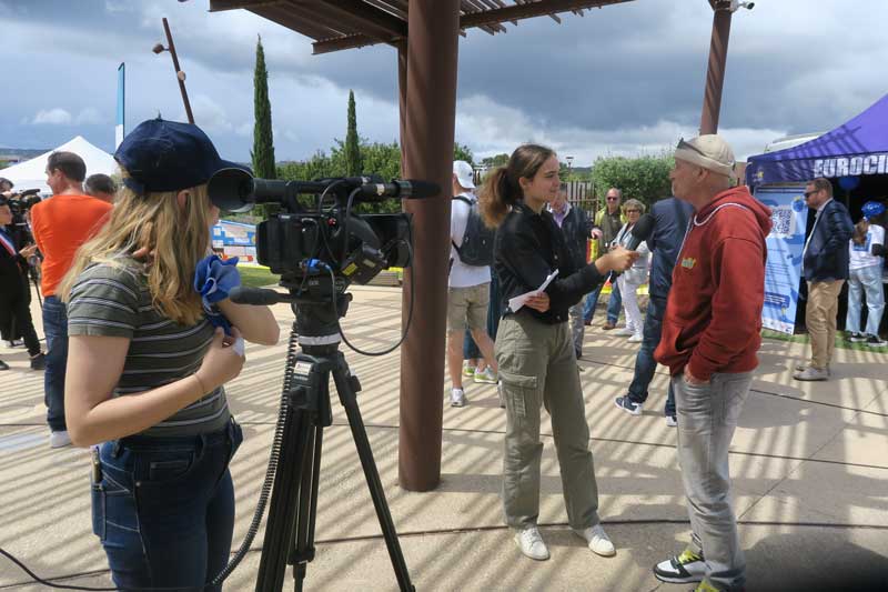 Une jeune femme interview un intervenant dans le cadre d'un événement organisé par l'association Anonymal d'Aix-en-Provence