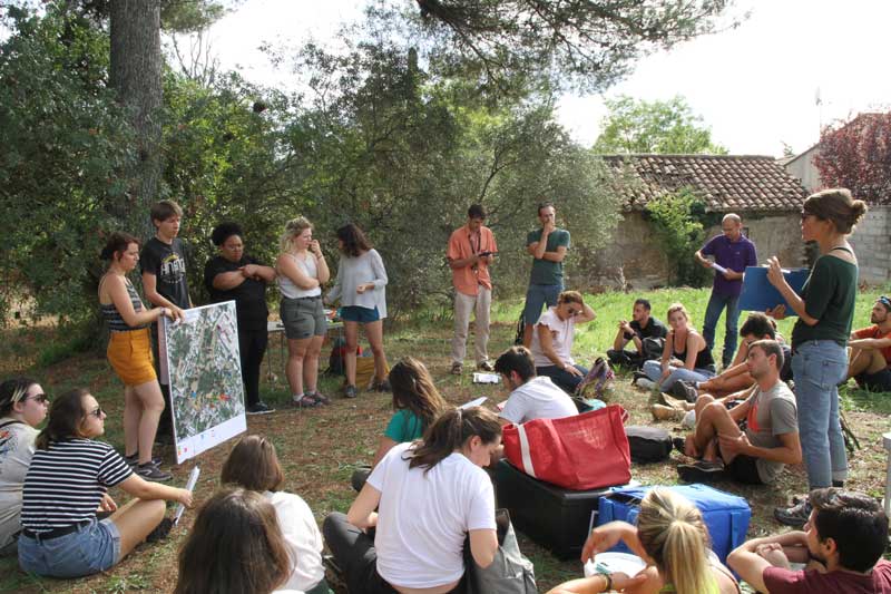 Un groupe de travail en extérieur autour du thème de l'écologie